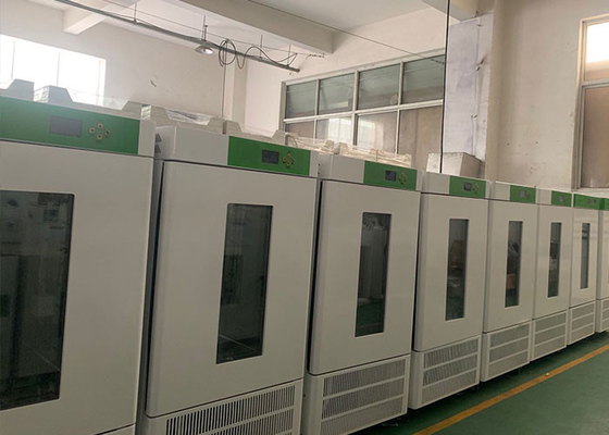 Hoge Precisie Medische Biochemische die Incubators in de Microbiologielaboratorium worden gebruikt